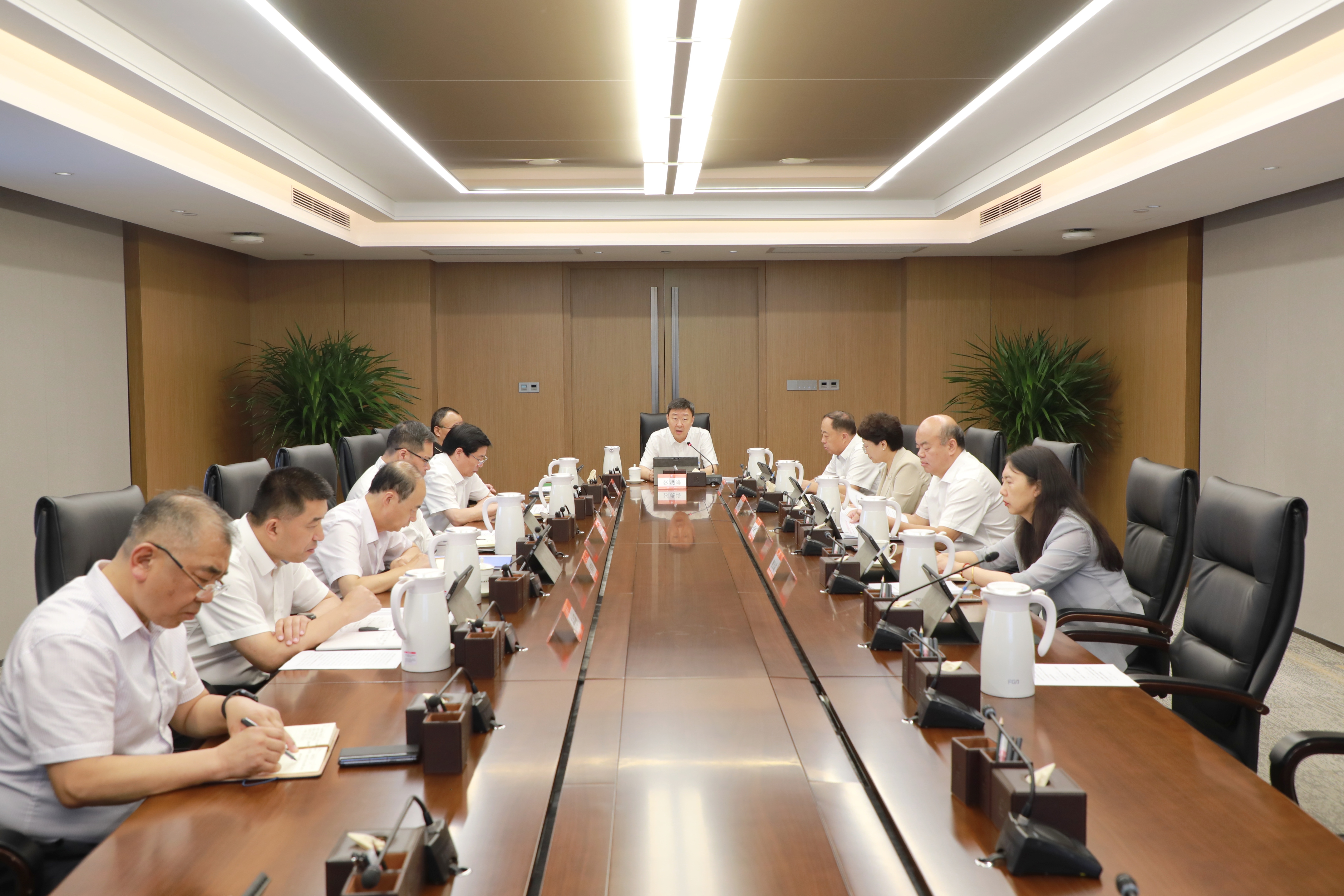 集(ji)團(tuán)黨委(wei)常委(wei)會召開會議  傳(chuan)達學(xué)習習近平總書記重(zhong)要講話(hua)重(zhong)要指示精(jīng)神  研究有(yǒu)關事項(xiang)